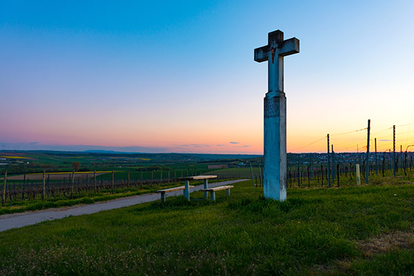 Landschaft rund um Ober-Olm mit Blick auf ein Steinkreuz