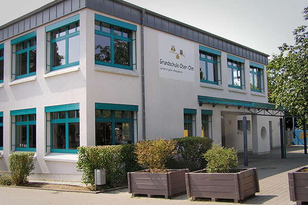 Schulgebäude mit Schild „Gundschule Ober-Olm“