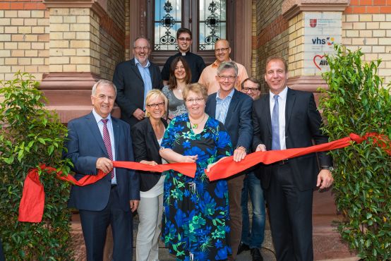 Ober-Olmer Alte Schule eingeweiht: Ein rotes Band wird zur Eröffnung von Bürgermeisterin Leininger-Rill durchgeschnitten. 