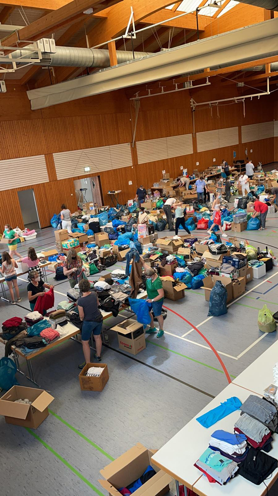 Spendenaktion in der Ulmenhalle - zahlreiche Pakete und Helfer:innen