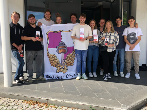 Gruppe von jungen Menschen, bei der Typisierungsaktion für die DKMS