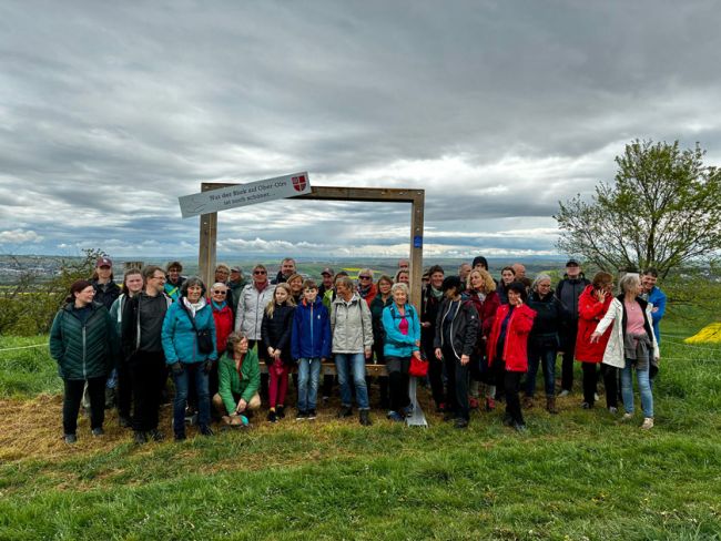 Wandergruppe vor rehinhessischem Hügelpanorama bei Ober-Olm