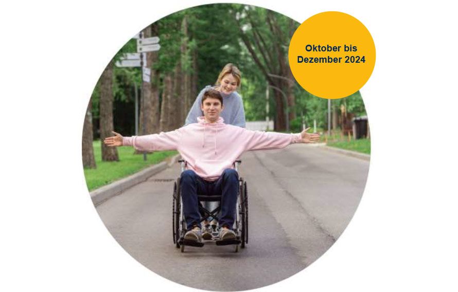 Rollstuhlfahrer mit persönlicher Assistenz