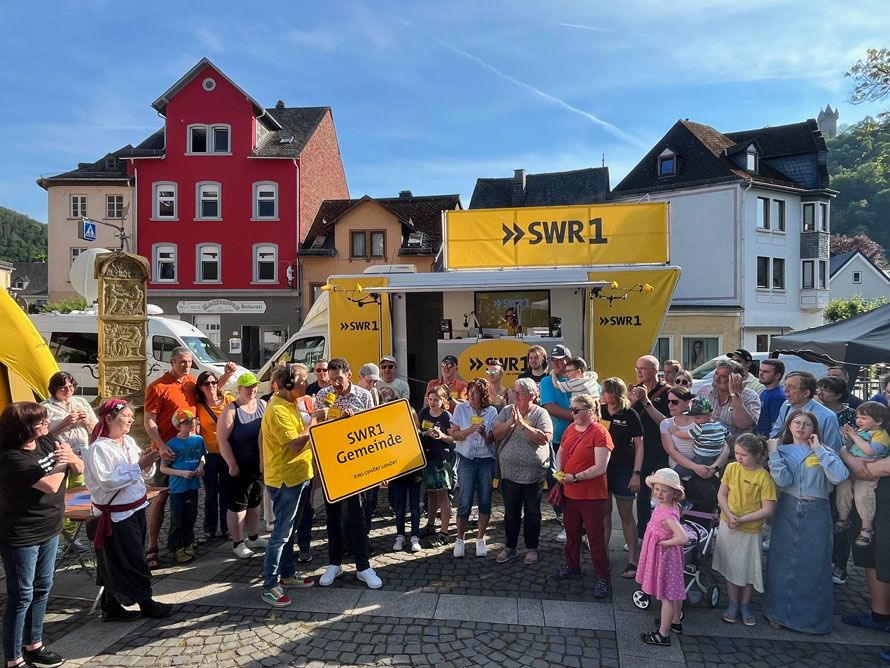 SWR1 Heimspiel Truck mit Bürgerinnen und Bürgern
