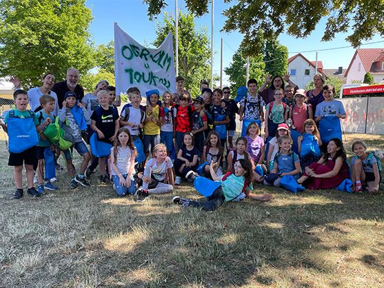 Kinder sind auf eine Freizeit nahe der französischen Grenze