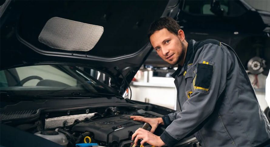 Mechaniker repariert ein Auto