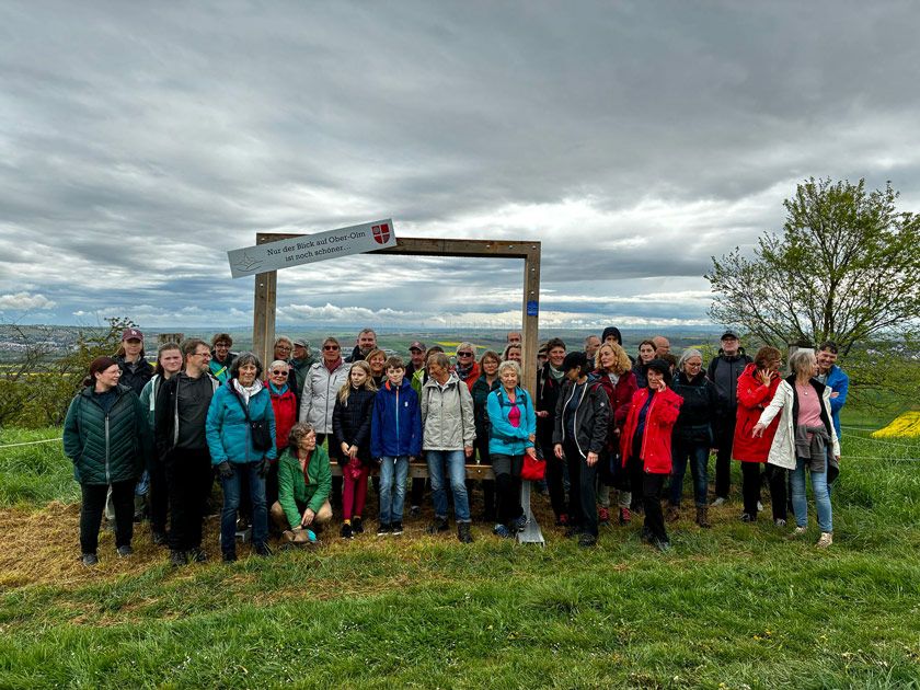 Wandergruppe vor rehinhessischem Hügelpanorama bei Ober-Olm