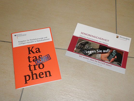 Broschüren mit Tipps gegen Trickbetrüger