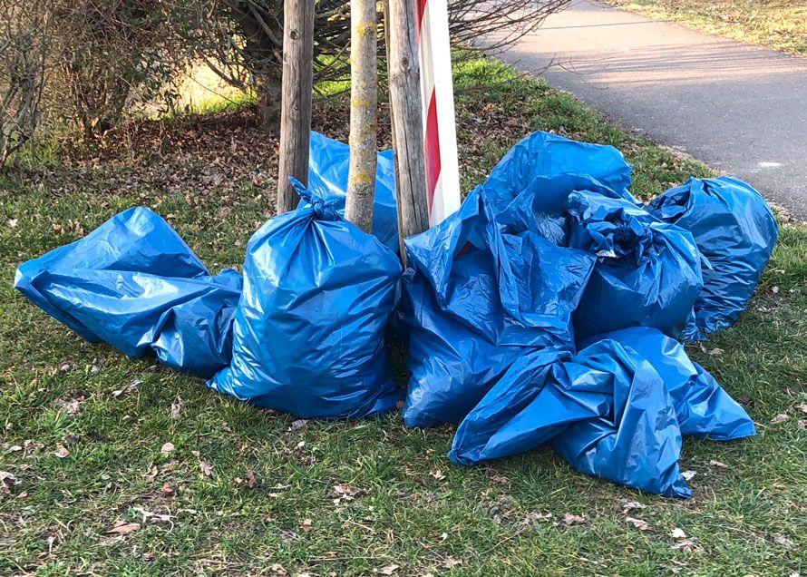 Volle blaue Müllbeutel an einer Sammelstelle