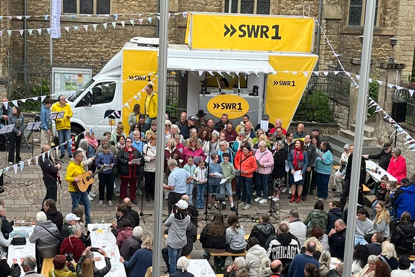 Chor vor dem SWR1 Truck. Im Hintergrund die Martinskirche.