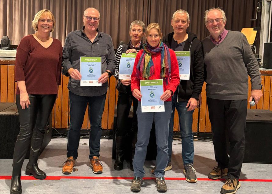 Bürerinnen und Bürger bei der Siegerehrung für „Bestes Team“ Ober-Olm in der Ulmenhalle