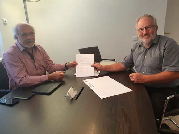 Gerhard Kopf und Ortsbürgermeister Matthias Becker unterzeichnen den Vertrag